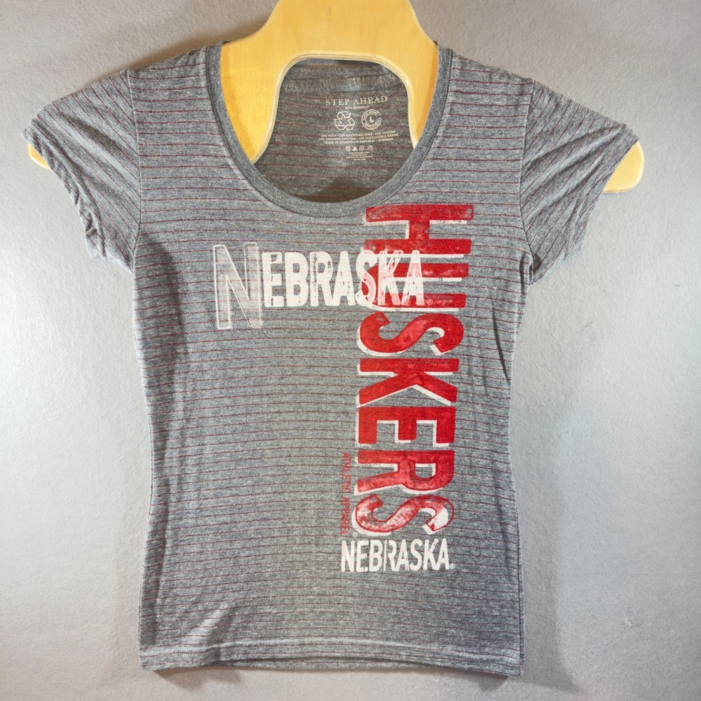524 |Nebraska Huskers Gray‎ Striped Graphic Tee Womens Large NCAA